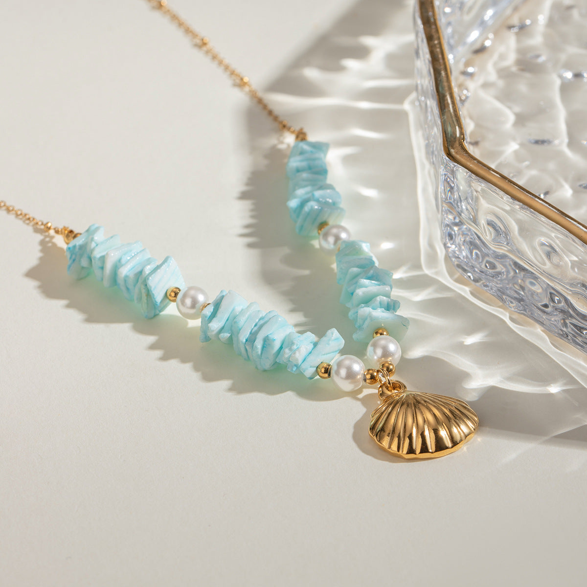 Collar con colgante de concha de perla