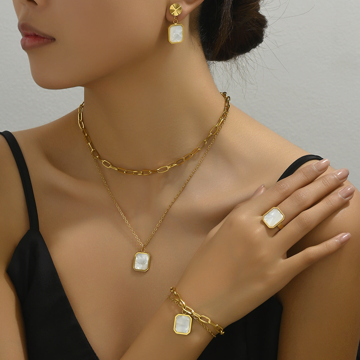 Pulseras, collares, pendientes, joyas