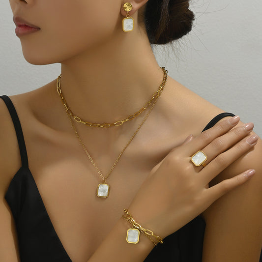 Pulseras, collares, pendientes, joyas